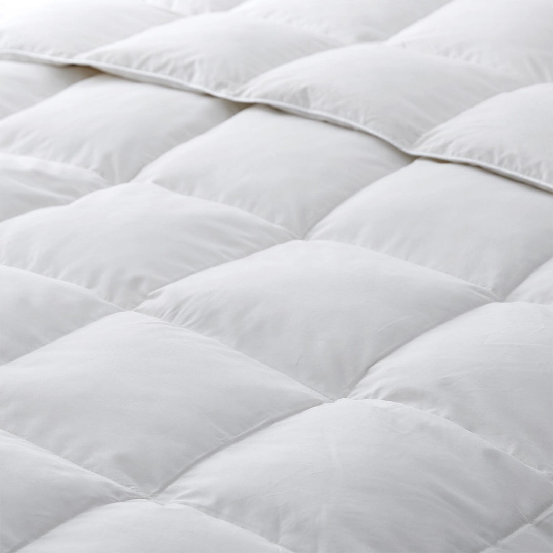 All Seasons White Goose Feather Comforter - Luxurious and Versatile Duvet Insert Image 5