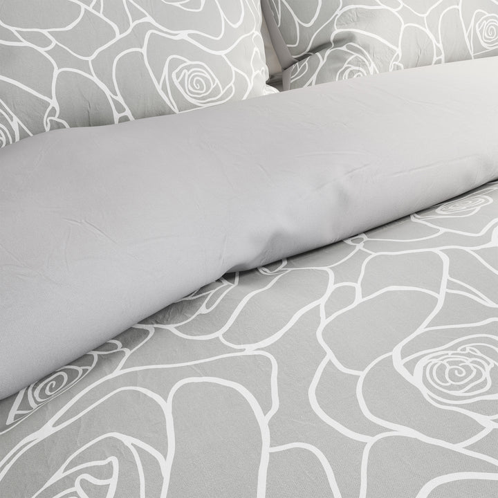3-Piece Comforter Set  Hypoallergenic Microfiber Bed of Roses Floral Print Down Alternative All-Season Blanket Image 3