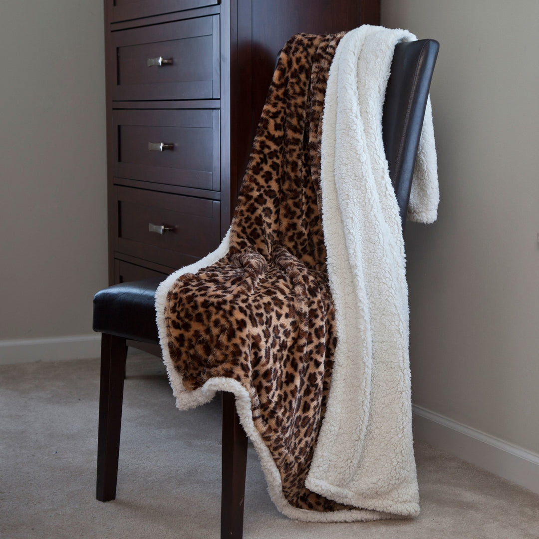 Animal Print Throw Warm Sherpa Backing Fuzzy Soft Cozy Giraffe Leopard Tiger Couch Chair Bed Throw Blanket Image 3