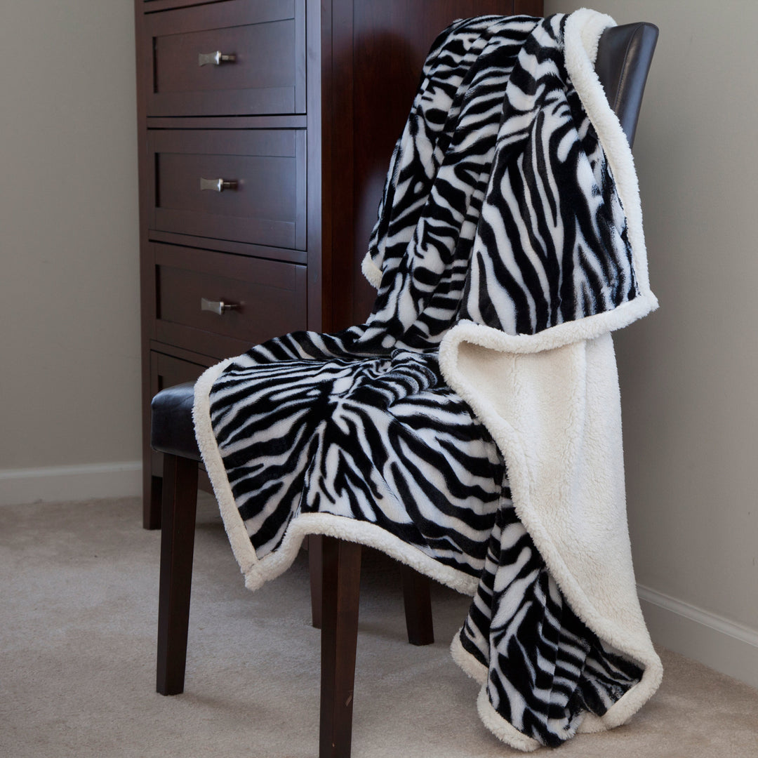 Animal Print Throw Warm Sherpa Backing Fuzzy Soft Cozy Giraffe Leopard Tiger Couch Chair Bed Throw Blanket Image 4