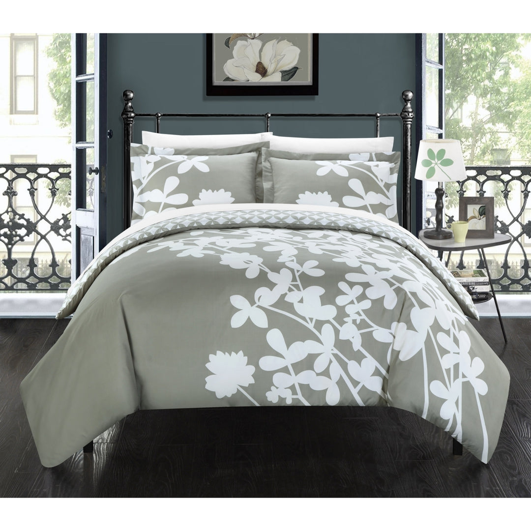 3 Piece Amaryllis Reversible large scale floral design printed with diamond pattern reverse Duvet Cover Set Image 3