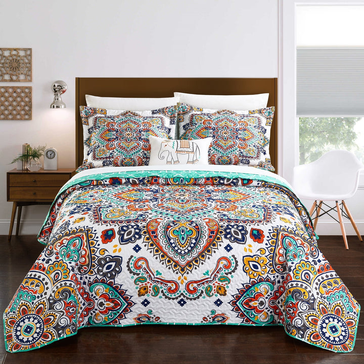 Chagir 3- or 4-Piece Reversible Quilt Contemporary Bedding Set Image 3