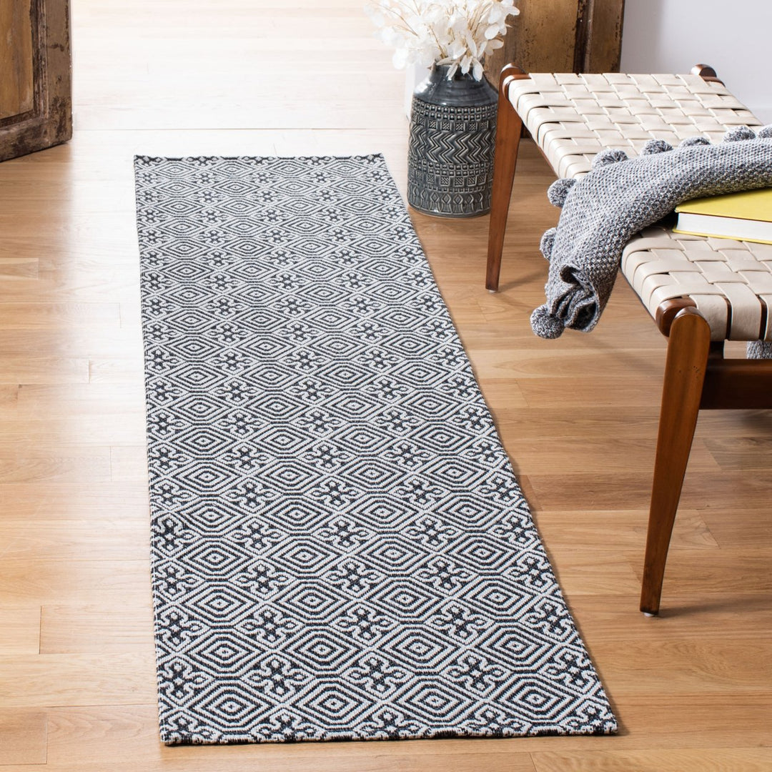 SAFAVIEH Augustine AGT402H Black / Light Grey Rug Image 2