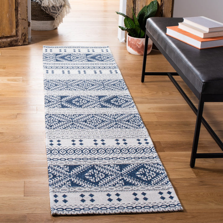 SAFAVIEH Augustine Collection AGT445N Navy / Creme Rug Image 2