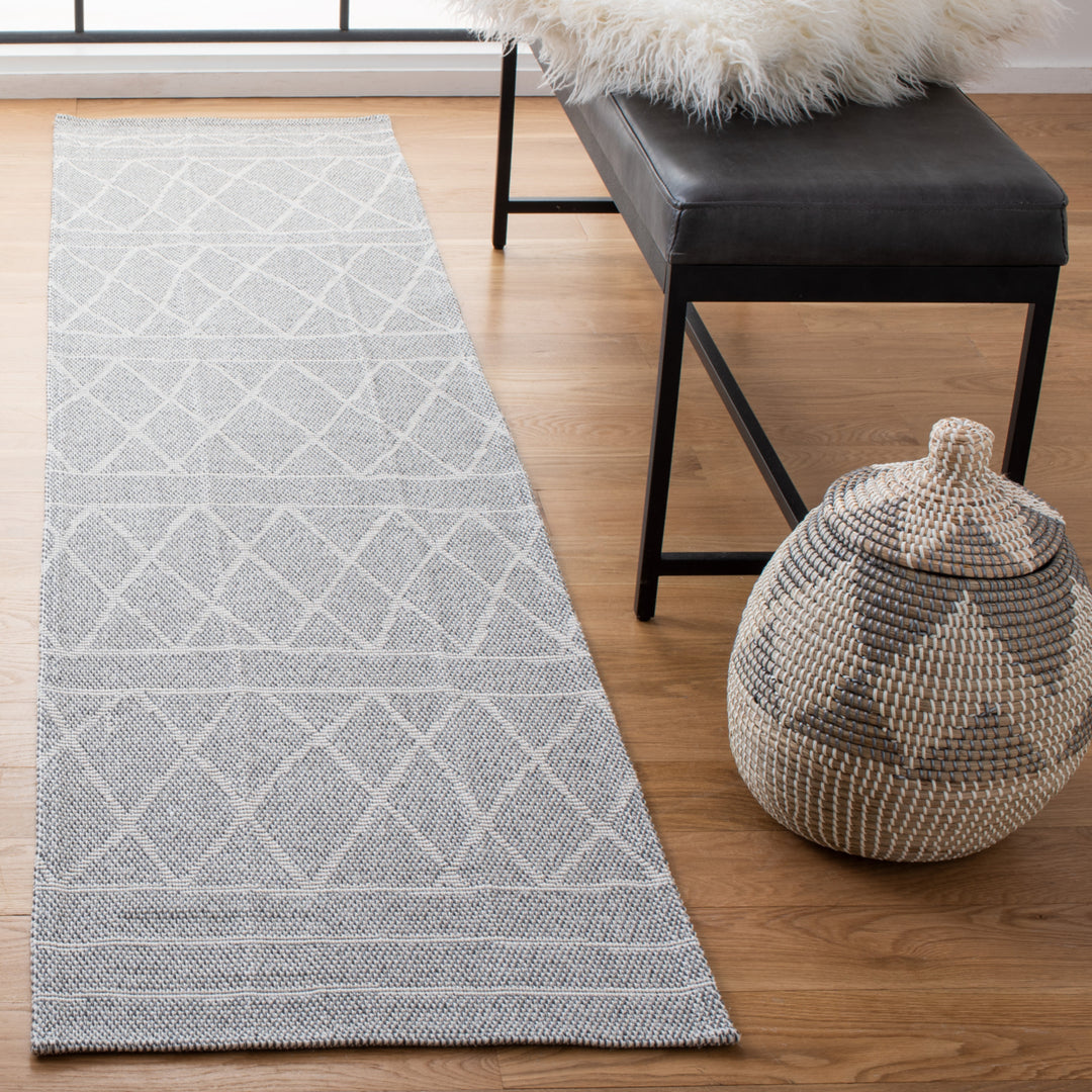 SAFAVIEH Augustine Collection AGT474A Grey / Ivory Rug Image 2