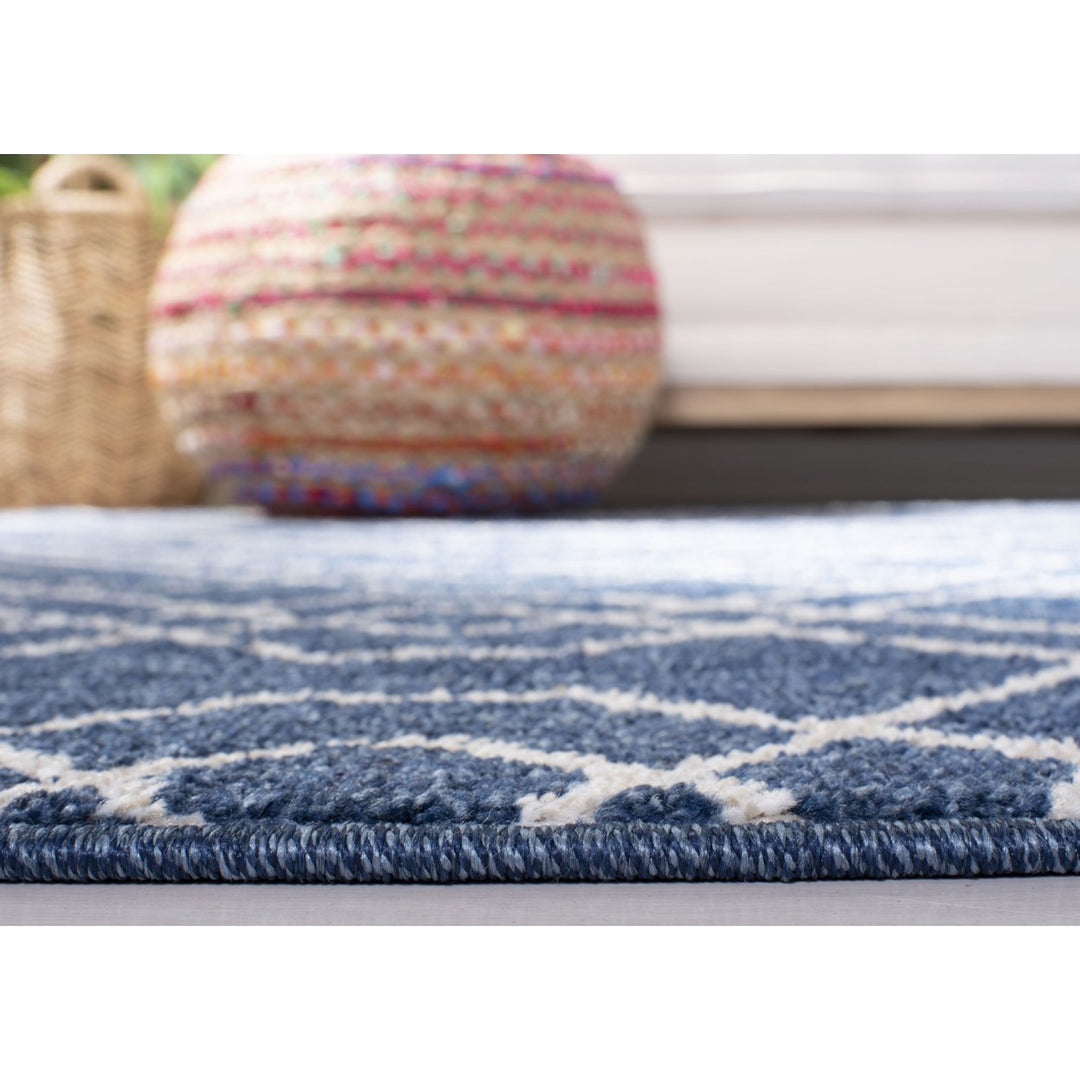 SAFAVIEH Amherst Collection AMT407P Navy / Beige Rug Image 5