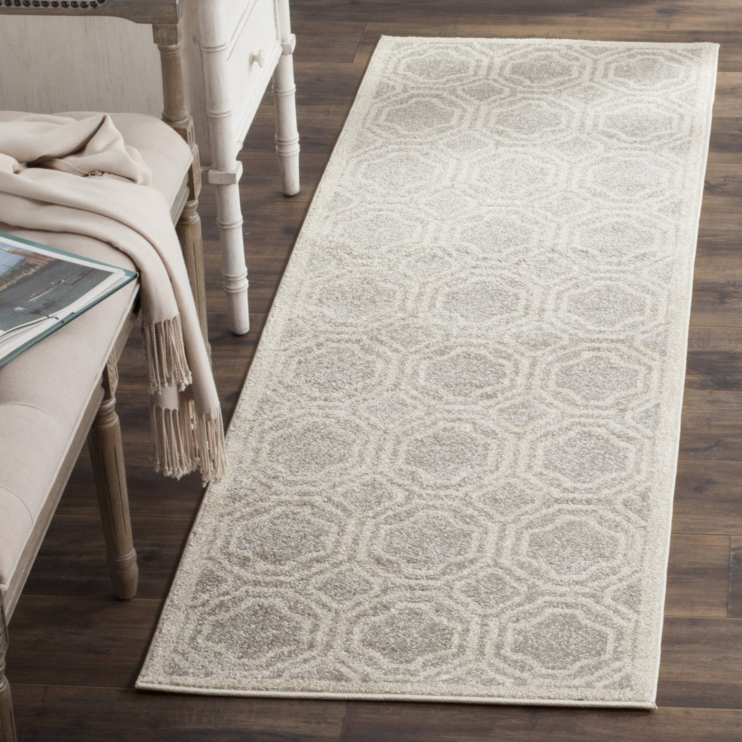 SAFAVIEH Amherst Collection AMT411B Light Grey/Ivory Rug Image 10