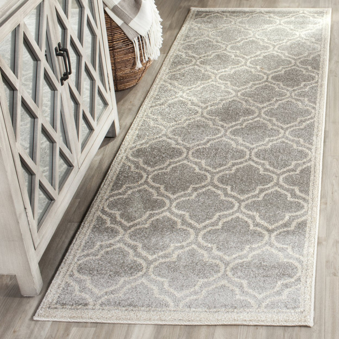 SAFAVIEH Amherst Collection AMT412B Light Grey/Ivory Rug Image 3