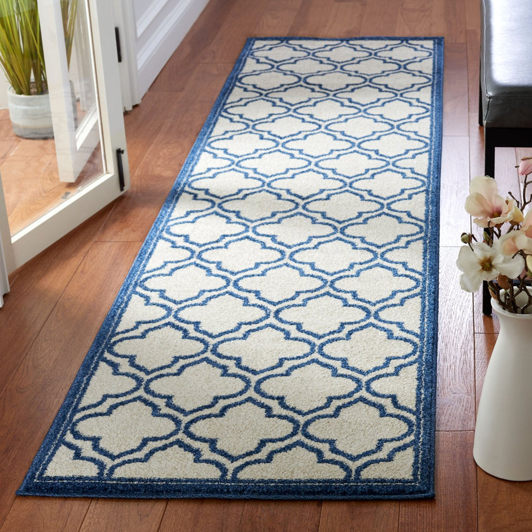 SAFAVIEH Amherst Collection AMT412M Ivory / Navy Rug Image 3