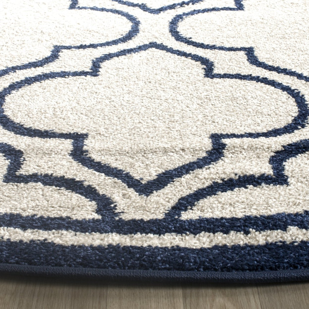 SAFAVIEH Amherst Collection AMT412M Ivory / Navy Rug Image 7