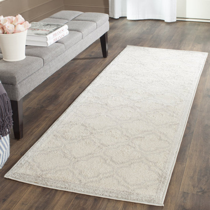 SAFAVIEH Amherst Collection AMT412E Ivory/Light Grey Rug Image 3