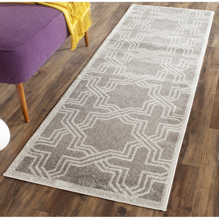 SAFAVIEH Amherst Collection AMT413C Grey / Light Grey Rug Image 3