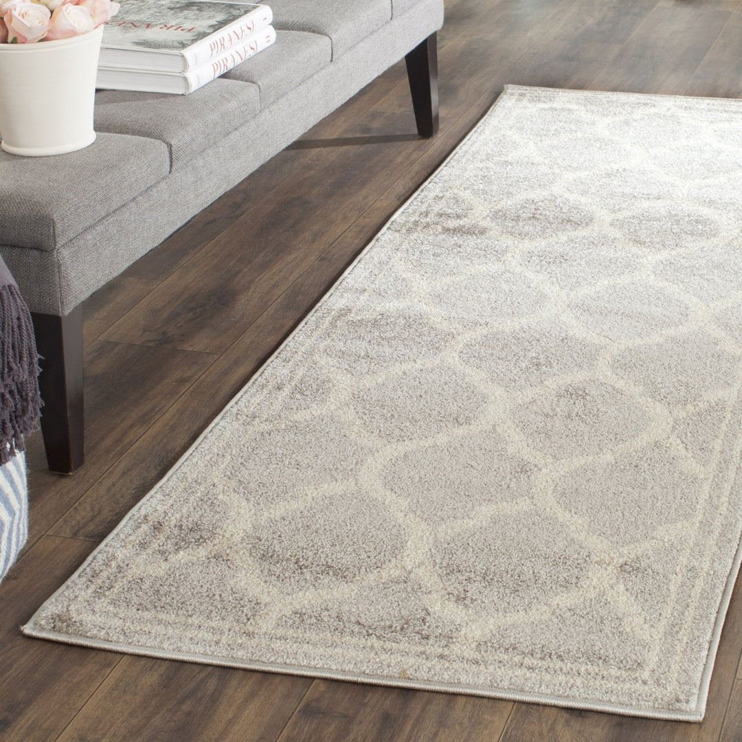 SAFAVIEH Amherst Collection AMT415B Light Grey/Ivory Rug Image 3