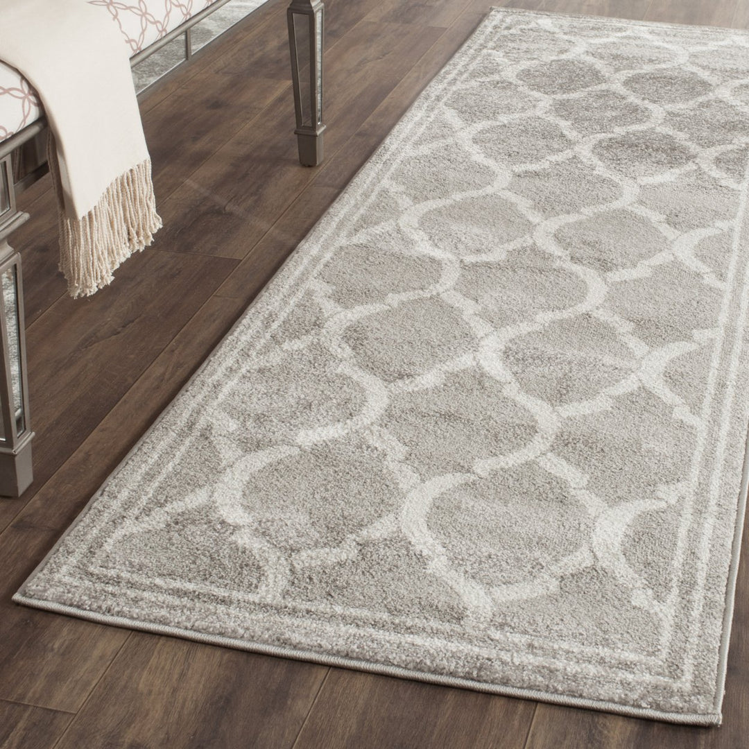 SAFAVIEH Amherst Collection AMT415C Grey / Light Grey Rug Image 3