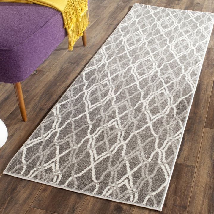 SAFAVIEH Amherst Collection AMT417C Grey / Light Grey Rug Image 3