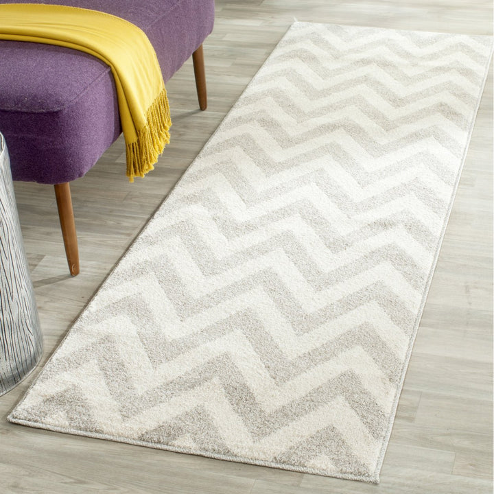 SAFAVIEH Amherst Collection AMT419B Light Grey/Beige Rug Image 11