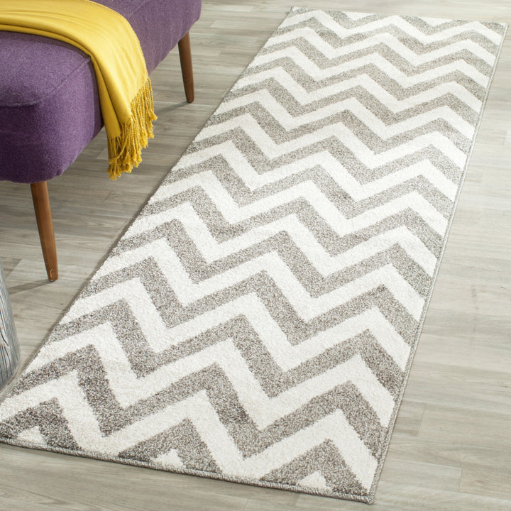 SAFAVIEH Amherst Collection AMT419R Dark Grey / Beige Rug Image 9