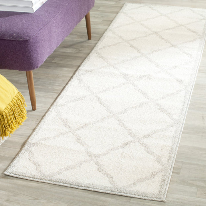 SAFAVIEH Amherst Collection AMT421E Beige/Light Grey Rug Image 2