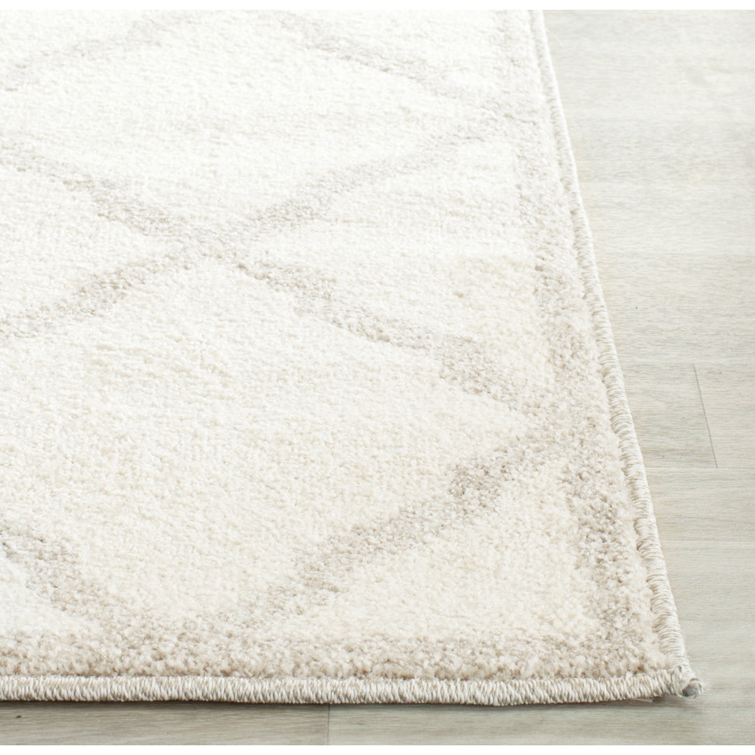 SAFAVIEH Amherst Collection AMT421E Beige/Light Grey Rug Image 6