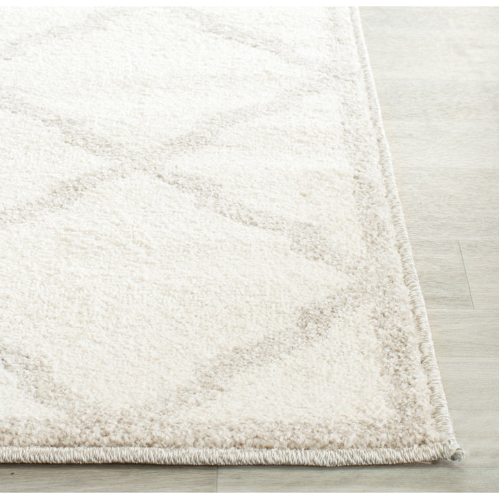 SAFAVIEH Amherst Collection AMT421E Beige/Light Grey Rug Image 6