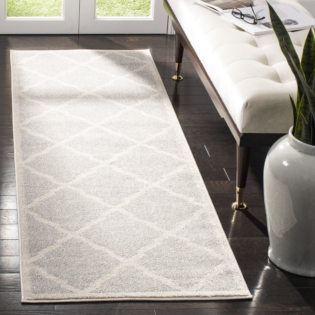 SAFAVIEH Amherst Collection AMT421B Light Grey/Beige Rug Image 10