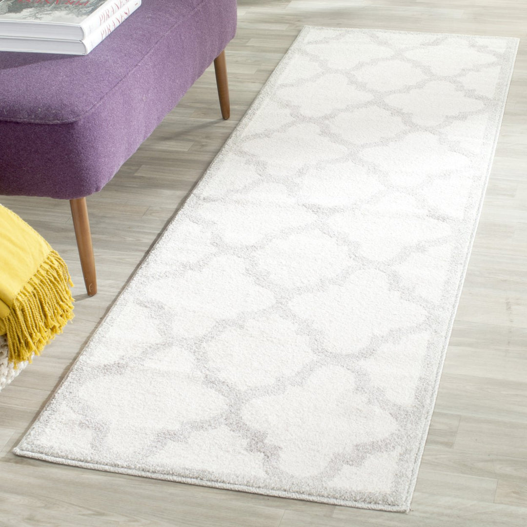 SAFAVIEH Amherst Collection AMT423E Beige/Light Grey Rug Image 3