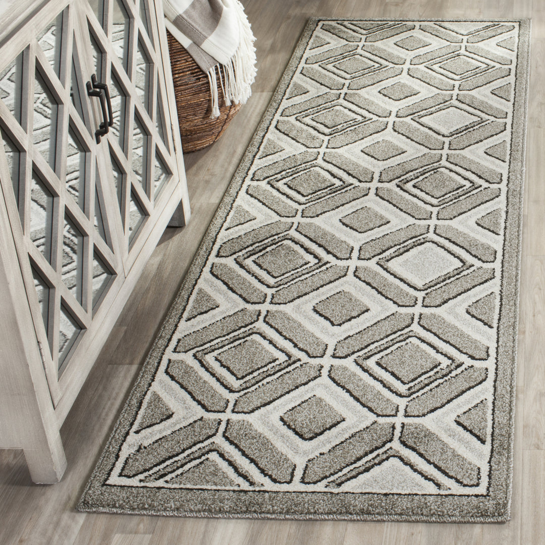 SAFAVIEH Amherst Collection AMT433C Grey / Light Grey Rug Image 3