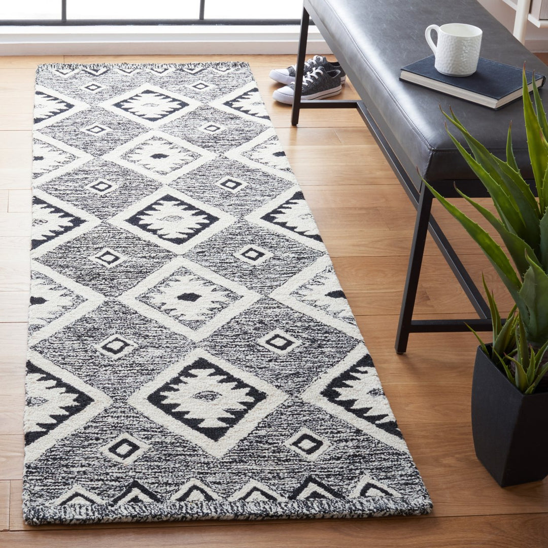 SAFAVIEH Aspen APN814Z Handmade Black / Ivory Rug Image 3