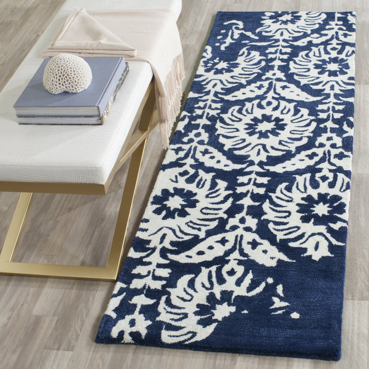 SAFAVIEH Bella BEL125D Handmade Navy / Ivory Rug Image 3