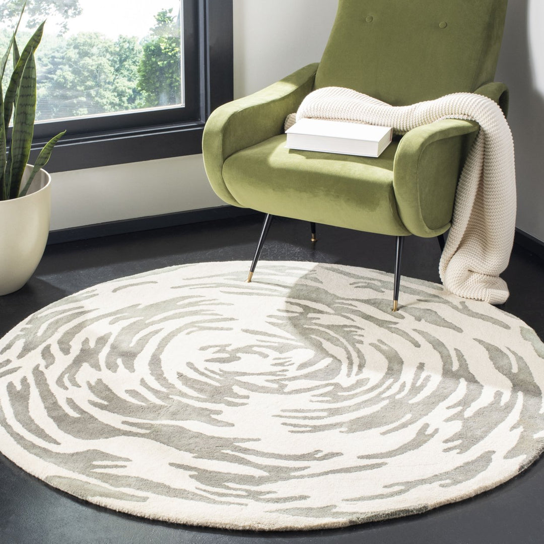 SAFAVIEH Bella BEL128A Handmade Ivory / Grey Rug Image 2