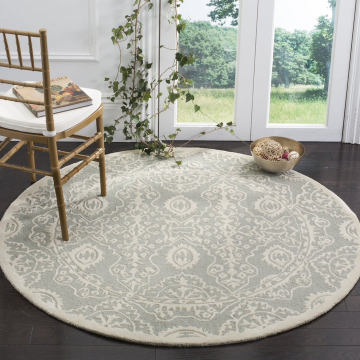 SAFAVIEH Bella BEL134B Handmade Grey / Ivory Rug Image 2