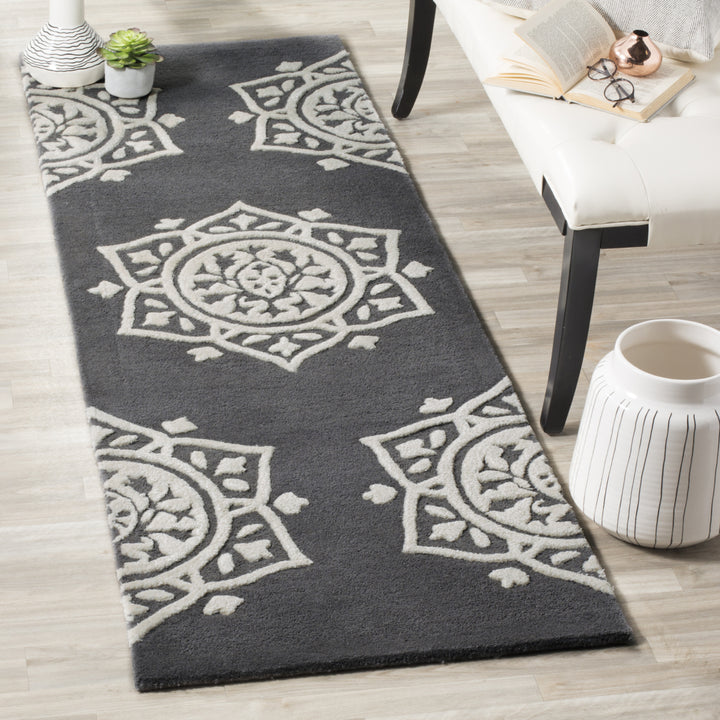 SAFAVIEH Bella BEL136C Handmade Dark Grey / Ivory Rug Image 3