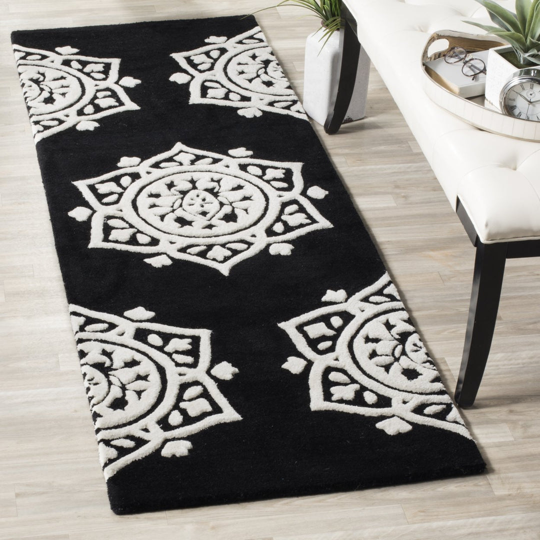 SAFAVIEH Bella BEL136D Handmade Black / Ivory Rug Image 3