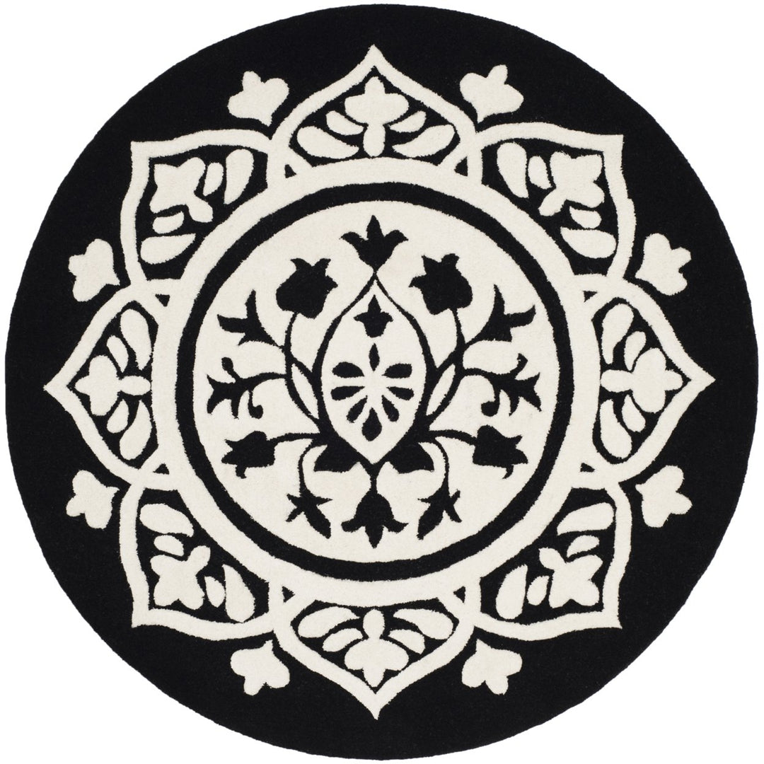 SAFAVIEH Bella BEL136D Handmade Black / Ivory Rug Image 1