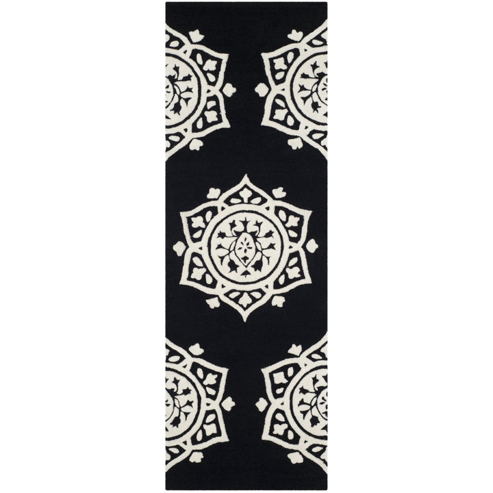 SAFAVIEH Bella BEL136D Handmade Black / Ivory Rug Image 5