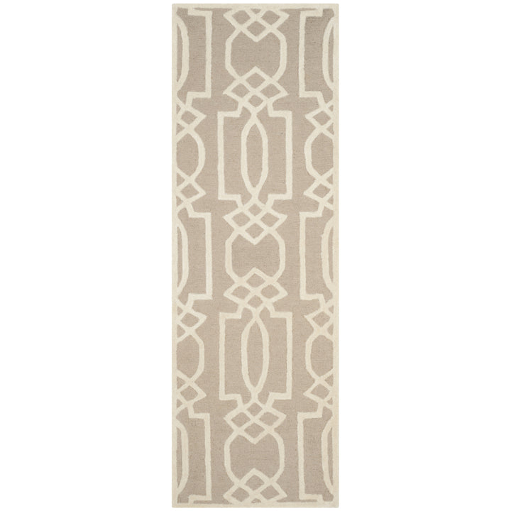 SAFAVIEH Bella BEL138C Handmade Sand / Ivory Rug Image 3