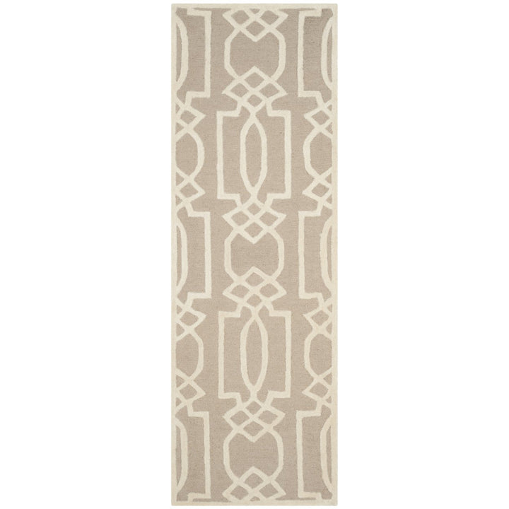 SAFAVIEH Bella BEL138C Handmade Sand / Ivory Rug Image 1