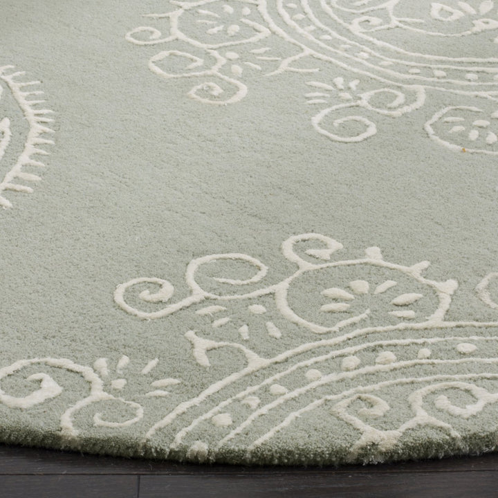 SAFAVIEH Bella BEL153A Handmade Grey / Ivory Rug Image 6