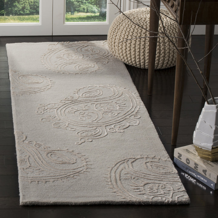 SAFAVIEH Bella BEL153C Handmade Silver / Beige Rug Image 3