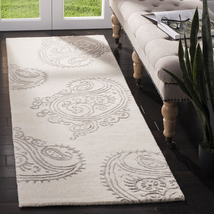 SAFAVIEH Bella BEL153B Handmade Ivory / Beige Rug Image 9