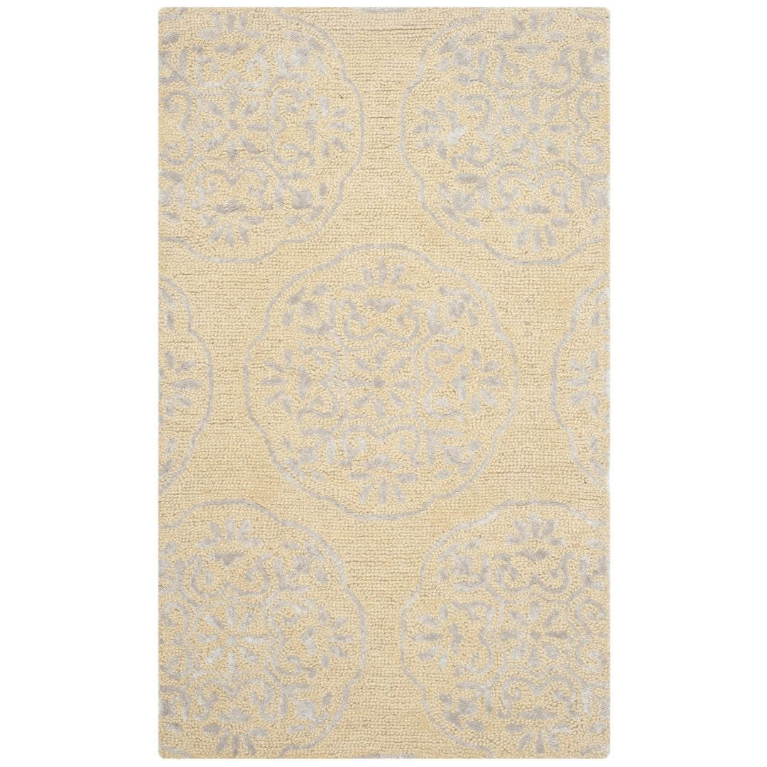 SAFAVIEH Bella BEL711B Handmade Beige / Silver Rug Image 4