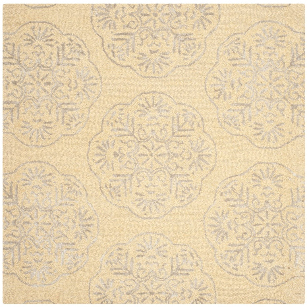 SAFAVIEH Bella BEL711B Handmade Beige / Silver Rug Image 9