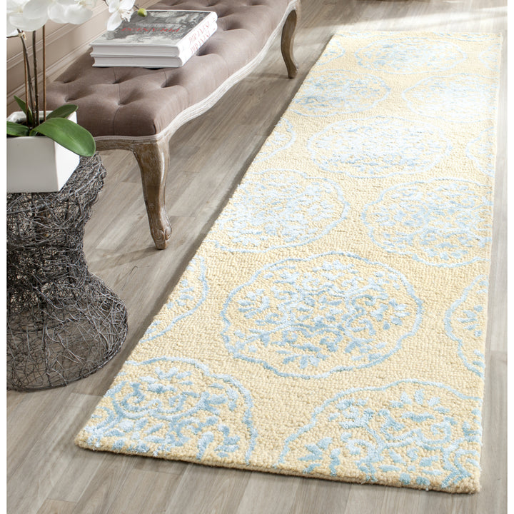 SAFAVIEH Bella BEL711C Handmade Beige / Blue Rug Image 11