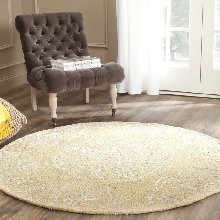 SAFAVIEH Bella BEL711B Handmade Beige / Silver Rug Image 10