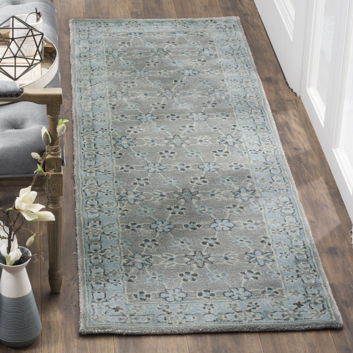 SAFAVIEH Bella BEL932A Handmade Silver / Light Blue Rug Image 3