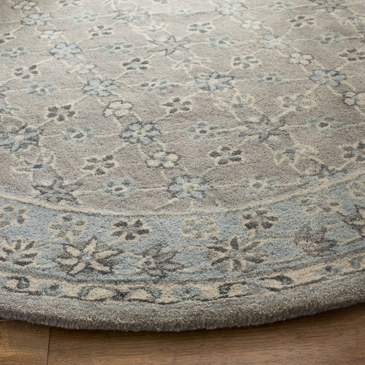 SAFAVIEH Bella BEL932A Handmade Silver / Light Blue Rug Image 7