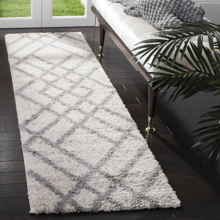 SAFAVIEH Berber Shag Collection BER214A Cream / Grey Rug Image 3