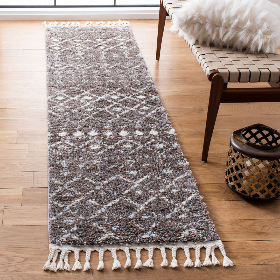 SAFAVIEH Berber Fringe Shag BFG516T Brown / Ivory Rug Image 3