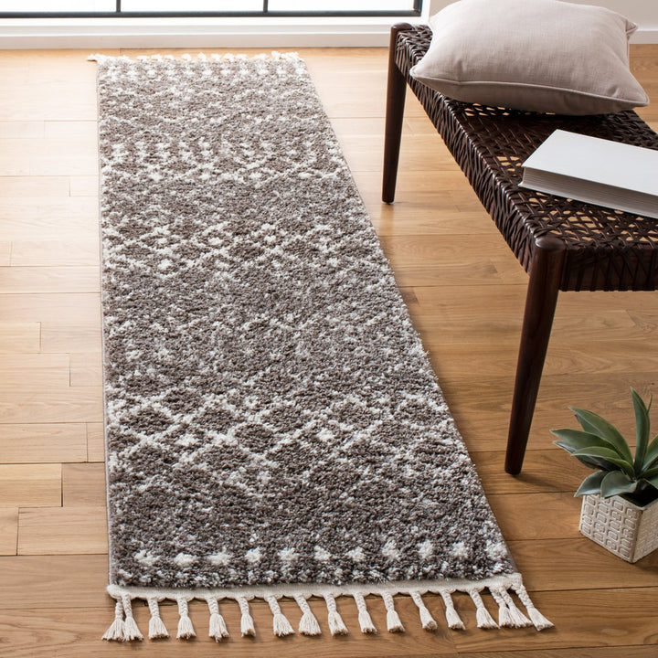 SAFAVIEH Berber Fringe Shag BFG519T Brown / Ivory Rug Image 3