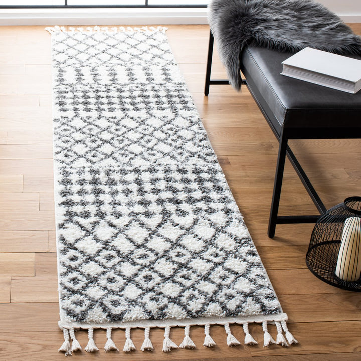 SAFAVIEH Berber Shag BFG538A Ivory / Dark Grey Rug Image 3